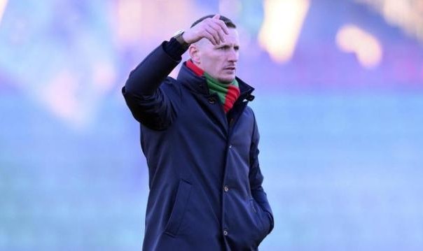 九游体育下载app-拒为主席之子报名，阿巴特被炒，5小时后光速复职