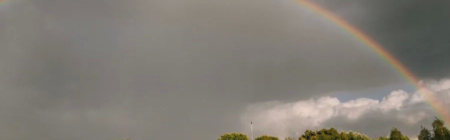 雨后天晴！切尔西官方晒图：科巴姆基地上空出现彩虹