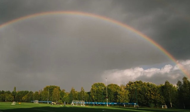 雨后天晴！切尔西官方晒图：科巴姆基地上空出现彩虹